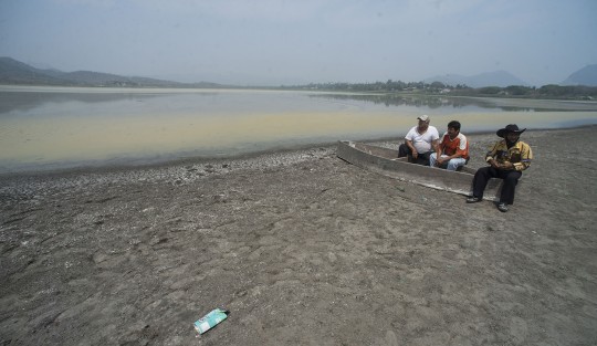 Además, esta zona es la ruta de aves migratorias <em>esto es cada vez peor, cada vez se está secando más y más. Otro mes si no llueve, esto va a quedar sin nada</em>, dice mientras recorre el desolado panorama. 