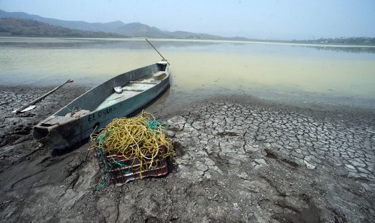 El escenario es casi desértico. La tierra está agrietada y sólo un espejo de agua está en el centro de lo que fuera el cuerpo de agua. 