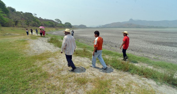 El clima está muy mal y estamos viendo si el agua tratada de la planta nuclear se pueda verter hacia la laguna o el agua del mar. Es una idea de pescadores y estamos a la espera de las dependencias
