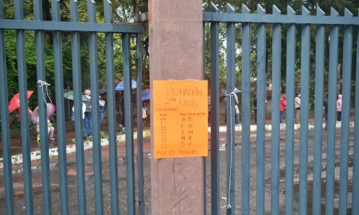 Este lunes inició la segunda etapa de vacunación de adultos mayores de 60 años para la ciudad de Xalapa. Pese al estado del clima, desde temprana hora  se observó largas  filas en los distintos módulos de vacunación. Mañana inicia la jornada para maestros.