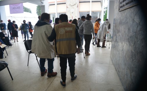 Este lunes inició la segunda etapa de vacunación de adultos mayores de 60 años para la ciudad de Xalapa. Pese al estado del clima, desde temprana hora  se observó largas  filas en los distintos módulos de vacunación. Mañana inicia la jornada para maestros.