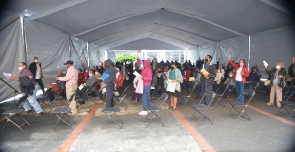 Este lunes inició la segunda etapa de vacunación de adultos mayores de 60 años para la ciudad de Xalapa. Pese al estado del clima, desde temprana hora  se observó largas  filas en los distintos módulos de vacunación. Mañana inicia la jornada para maestros.