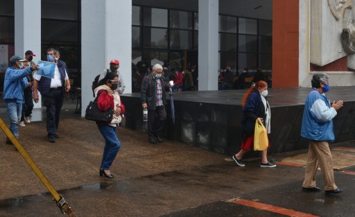 Este lunes inició la segunda etapa de vacunación de adultos mayores de 60 años para la ciudad de Xalapa. Pese al estado del clima, desde temprana hora  se observó largas  filas en los distintos módulos de vacunación. Mañana inicia la jornada para maestros.