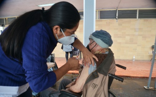 Este lunes inició la segunda etapa de vacunación de adultos mayores de 60 años para la ciudad de Xalapa. Pese al estado del clima, desde temprana hora  se observó largas  filas en los distintos módulos de vacunación. Mañana inicia la jornada para maestros.