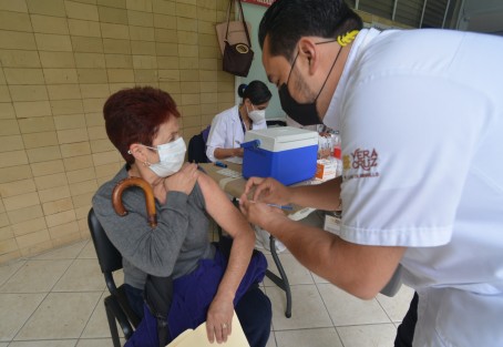 Este lunes inició la segunda etapa de vacunación de adultos mayores de 60 años para la ciudad de Xalapa. Pese al estado del clima, desde temprana hora  se observó largas  filas en los distintos módulos de vacunación. Mañana inicia la jornada para maestros.
