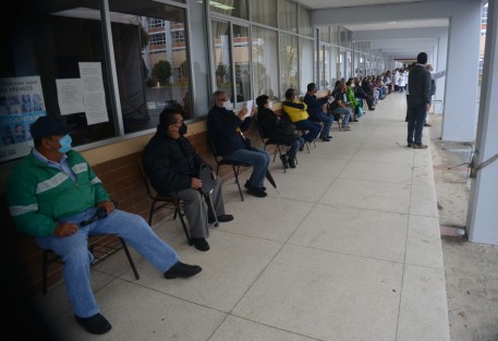 Este lunes inició la segunda etapa de vacunación de adultos mayores de 60 años para la ciudad de Xalapa. Pese al estado del clima, desde temprana hora  se observó largas  filas en los distintos módulos de vacunación. Mañana inicia la jornada para maestros.