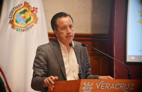 El gobernador Cuitláhuac García explicó que la Federación determinó aplicar la vacuna CanSino, de unidosis, al magisterio para no tener que repetir la logística planeada. <em>Todos hemos hecho algún sacrificio</em> en la pandemia, dijo al pedir al sector trasladarse por su cuenta a las sedes. 