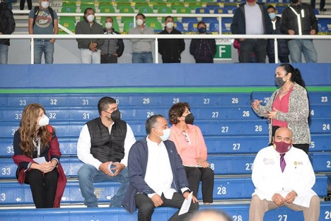 La rectora de la UV, Sara Ladrón de Guevara, explicó a la secretaria de Educación Pública, Delfina Álvarez, cómo se implementó la estrategia de vacunación para personal de educación en Veracruz, la cual inicia este martes 20 de abril.  