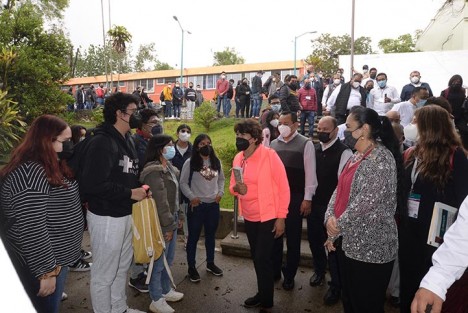 En la Unidad de Ingeniería y Ciencias Químicas, la titular de la SEP, Delfina Álvarez, felicitó a los estudiantes universitarios que se sumaron voluntariamente a la vacunación.  