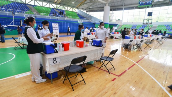 Alrededor de las 8 de la mañana inició la vacunación al personal educativo en Veracruz. La primera vacuna de esta estrategia se aplicó en Coatzacoalcos,  mientras en la ciudad de Xalapa en instalaciones de la UV se colocaron tres módulos, y tres en: Orizaba, Boca del Río y Tuxpan. .