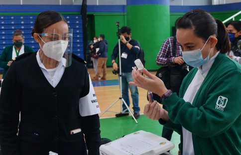 Alrededor de las 8 de la mañana inició la vacunación al personal educativo en Veracruz. La primera vacuna de esta estrategia se aplicó en Coatzacoalcos,  mientras en la ciudad de Xalapa en instalaciones de la UV se colocaron tres módulos, y tres en: Orizaba, Boca del Río y Tuxpan. .