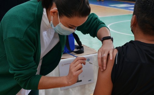 Alrededor de las 8 de la mañana inició la vacunación al personal educativo en Veracruz. La primera vacuna de esta estrategia se aplicó en Coatzacoalcos,  mientras en la ciudad de Xalapa en instalaciones de la UV se colocaron tres módulos, y tres en: Orizaba, Boca del Río y Tuxpan. .