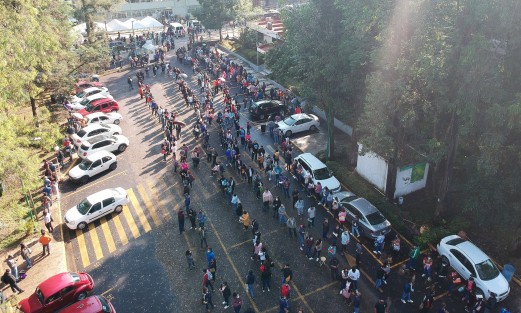 Enormes filas se observaron desde temprano en las instalaciones de la UV para el inicio de la vacunación a personal educativo. Hubo mucha confusión entre los asistentes quienes no sabían dónde terminaba una fila y dónde otra. 
