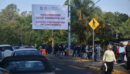 Enormes filas se observaron desde temprano en las instalaciones de la UV para el inicio de la vacunación a personal educativo. Hubo mucha confusión entre los asistentes quienes no sabían dónde terminaba una fila y dónde otra. 