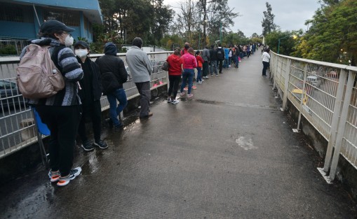 Enormes filas se observaron desde temprano en las instalaciones de la UV para el inicio de la vacunación a personal educativo. Hubo mucha confusión entre los asistentes quienes no sabían dónde terminaba una fila y dónde otra. 