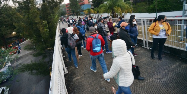 Enormes filas se observaron desde temprano en las instalaciones de la UV para el inicio de la vacunación a personal educativo. Hubo mucha confusión entre los asistentes quienes no sabían dónde terminaba una fila y dónde otra. 
