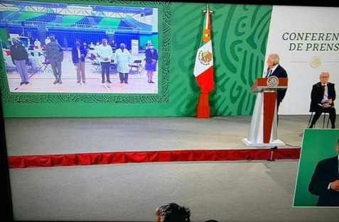 En sus cuentas del redes sociales el gobernador Cuitláhuac García dio cuenta del inicio de la vacunación al personal educativo en Veracruz.<em>La Secretaria de Educación Pública, Mtra. Delfina Gómez, acompañada del profr. Zenyazen, titular de la SEV, del Dr. Alor, secretario de Salud del Estado, de mandos de la Marina, Contralmirante Héctor Rodríguez y la Rectora de la Universidad Veracruzana, dio el reporte transmitido en</em > la mañanera <em>del Presidente Andrés Manuel López Obrador</em>.

