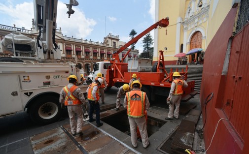 El primer cuadro de la ciudad de Xalapa se quedó por algunos minutos sin energía eléctrica para que trabajadores de la CFE se dieran a la tarea de cambiar un transformador de la plaza Lerdo.