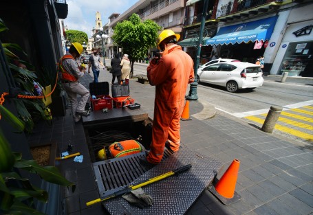 El primer cuadro de la ciudad de Xalapa se quedó por algunos minutos sin energía eléctrica para que trabajadores de la CFE se dieran a la tarea de cambiar un transformador de la plaza Lerdo.