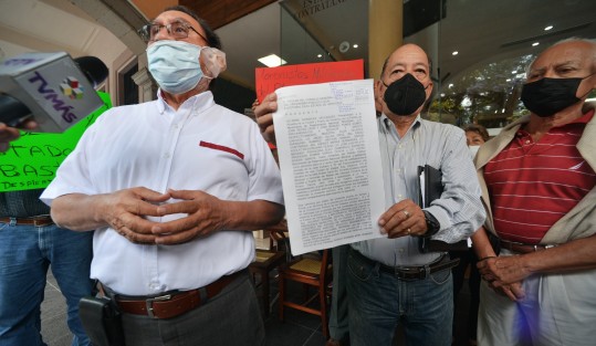 El pre candidato a la alcaldía de Veracruz por el partido MORENA, René González Velásquez, impugnó ante el OPLE la candidatura de su copartidario  Ricardo Exhome Zapata, informó desde un café de Xalapa, acompañado de simpatizantes. 