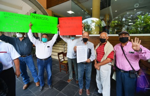 El pre candidato a la alcaldía de Veracruz por el partido MORENA, René González Velásquez, impugnó ante el OPLE la candidatura de su copartidario  Ricardo Exhome Zapata, informó desde un café de Xalapa, acompañado de simpatizantes. 