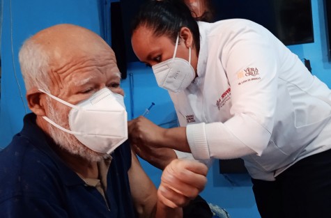Siguiendo con el Plan de Vacunación, en la capital del estado, desde el día de ayer inició la aplicación de la segunda dosis de Pfizer a domicilio a todas aquellas personas que por incapacidad o enfermedad permanecen en cama o no pueden salir de su hogar.  