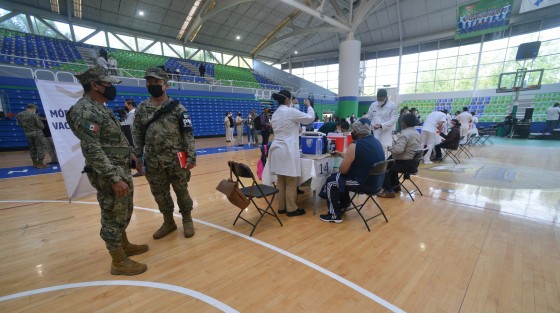 La Secretaría de Salud recomendó al personal del sector educativo que esté en posibilidad de hacerlo, acudir preferentemente después de las 3 de la tarde a recibir la vacuna, y con ello ayudar a disminuir la afluencia masiva en horas de la mañana y mediodía.  