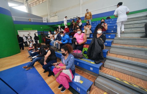 A través de redes sociales, maestros de la ciudad de Xalapa han estado convocando a dejar el turno matutino a sus compañeros foráneos para recibir la vacuna anti COVID-19. 