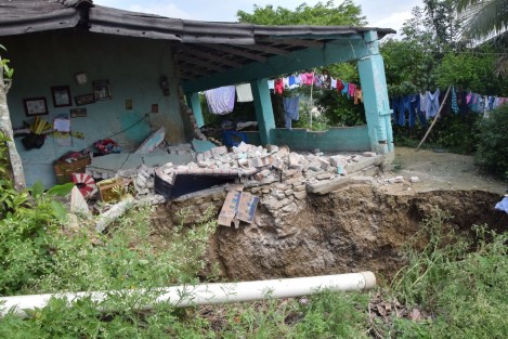 Una falla geológica afectó cinco viviendas dejándolas en pérdida total, esto tras el deslizamiento de tierra que se registró a las 9 de la mañana de este martes en la localidad de Lomas de Arena, municipio de Hueytamalco, Pue., en donde por suerte se logró descartar pérdidas humanas o personas lesionadas.
