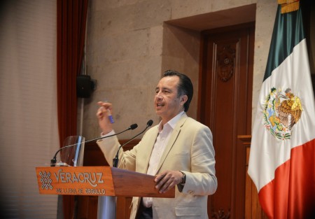 Es un cuento de hadas, dijo el gobernador Cuitláhuac García ante  la presunta investigación en contra del secretario de gobierno Eric Cisneros. Ya no contestará noticias falsas porque un día van a decir que vino  E.T. a Veracruz  y van a querer que investigue, agregó.   