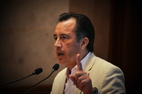 Sobre los hechos registrados en algunos puestos, dijo que en Xalapa ya investigan el de una estudiante de la Benemérita Escuela Normal Veracruzana (BENV) que, presuntamente, recibió la CanSino; no obstante, recordó que en estas fechas son contratados profesores y quizá por eso tuvo acceso. 