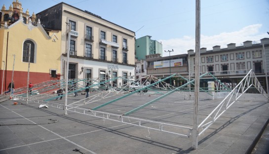 En la Plaza Lerdo ya se coloca la infraestructura para llevar a cabo dicha feria, donde seguramente habrá literatura sobre la COVID-19 y su expansión por el mundo.  