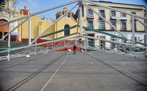 En la Plaza Lerdo ya se coloca la infraestructura para llevar a cabo dicha feria, donde seguramente habrá literatura sobre la COVID-19 y su expansión por el mundo.  