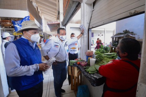 La mañana de este jueves el candidato de la alianza “Va por México” por el distrito 10 Xalapa Urbano Américo Zúñiga recorrió el mercado Alcalde y García  acompañado por el candidato suplente Agustín Basilio de la Vega. 
