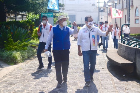 La mañana de este jueves el candidato de la alianza “Va por México” por el distrito 10 Xalapa Urbano Américo Zúñiga recorrió el mercado Alcalde y García  acompañado por el candidato suplente Agustín Basilio de la Vega. 