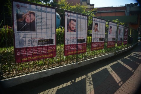 Con la intención de visibilizar y sensibilizar sobre la problemática de la desaparición de personas en Veracruz, diversos colectivos de búsqueda de personas desaparecidas y la Comisión Estatal de Búsqueda de Personas Desaparecidas colocaron lonas en la galería peatonal juegos, trazos y colores de  la avenida Ávila Camacho de Xalapa.