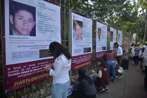 Con la intención de visibilizar y sensibilizar sobre la problemática de la desaparición de personas en Veracruz, diversos colectivos de búsqueda de personas desaparecidas y la Comisión Estatal de Búsqueda de Personas Desaparecidas colocaron lonas en la galería peatonal juegos, trazos y colores de  la avenida Ávila Camacho de Xalapa.