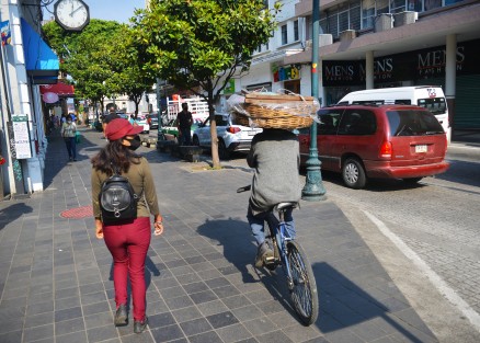 El panadero con el pan sobre la calle de Enríquez de la ciudad de Xalapa.  