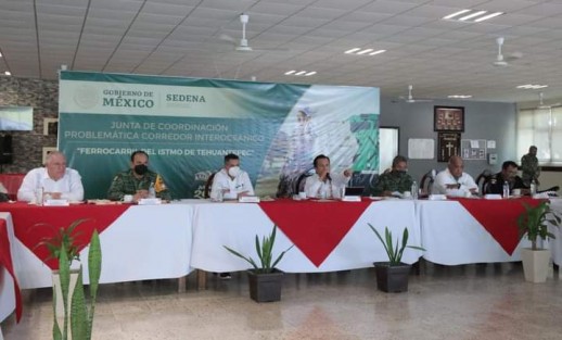El Gobernador Cuitláhuac García Jiménez, junto al Director del Programa para el Desarrollo del Istmo de Tehuantepec, Rafael Marín Mollinedo, el gobernador Alejandro Murat, así como representantes de las fuerzas de seguridad, se reunieron para coordinarse en acciones para la atención de las diferentes problemáticas que se presentan en la zona, acordando mantener una estrecha comunicación y sumar esfuerzos en beneficio de ambas entidades.