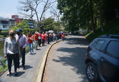 Algunos responsabilizan a personas cercanas al Secretario de Educación de haber acudido a recibir la vacuna y provocar el caos que padecen los trabajadores de la educación. 