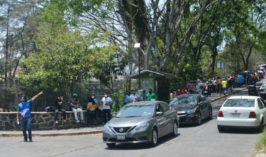 Algunos responsabilizan a personas cercanas al Secretario de Educación de haber acudido a recibir la vacuna y provocar el caos que padecen los trabajadores de la educación. 