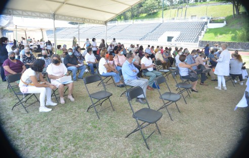 La mayoría de los puntos de vacunación para adultos mayores en Xalapa, como el del estadio Heriberto Jara Corona, se observó en calma en este último día de aplicación de la segunda dosis, con lo que concluye la atención a este sector en la capital veracruzana. 