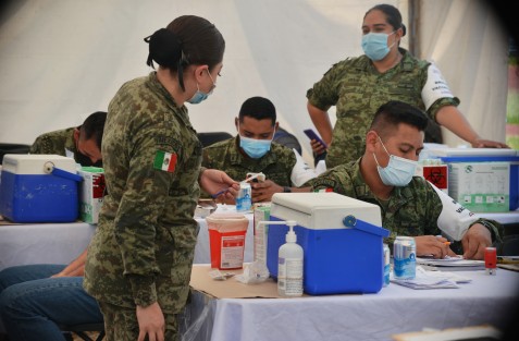 La mayoría de los puntos de vacunación para adultos mayores en Xalapa, como el del estadio Heriberto Jara Corona, se observó en calma en este último día de aplicación de la segunda dosis, con lo que concluye la atención a este sector en la capital veracruzana. 