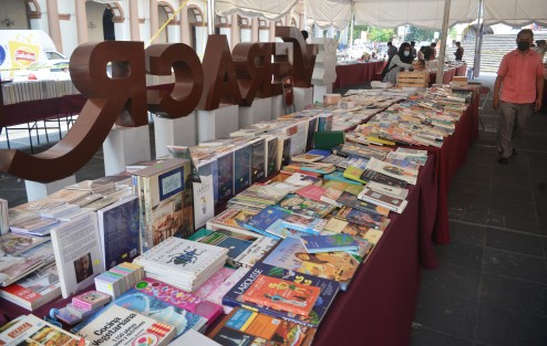 Este día internacional del libro así lucieron los puestos de la feria colocada en la plaza Lerdo, al decir de los vendedores la carestía de la vida y la tecnología de hoy en día, han bajado al mínimo la venta de libros. Se espera que mejore en los próximos días. 