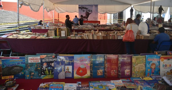 Este día internacional del libro así lucieron los puestos de la feria colocada en la plaza Lerdo, al decir de los vendedores la carestía de la vida y la tecnología de hoy en día, han bajado al mínimo la venta de libros. Se espera que mejore en los próximos días. 