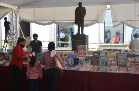 Este día internacional del libro así lucieron los puestos de la feria colocada en la plaza Lerdo, al decir de los vendedores la carestía de la vida y la tecnología de hoy en día, han bajado al mínimo la venta de libros. Se espera que mejore en los próximos días. 