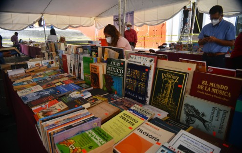 Este día internacional del libro así lucieron los puestos de la feria colocada en la plaza Lerdo, al decir de los vendedores la carestía de la vida y la tecnología de hoy en día, han bajado al mínimo la venta de libros. Se espera que mejore en los próximos días. 