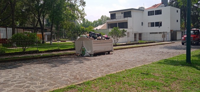 Aunque Limpia Pública de Xalapa colocó en la calle Villahermosa un contenedor para evitar que vecinos tiraran desechos en la zona, el mismo no es vaciado con regularidad, lo que propicia la proliferación de plagas y malos olores en el lugar.  
