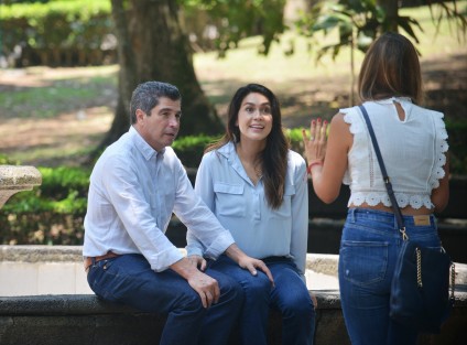David Velasco, quien buscará ganar con su nueva propuesta la alcaldía de Xalapa abanderado por el PRI, PAN y lo que queda del PRD, toma un break  en el parque Los Berros, antes de continuar grabando sus promocionales de campaña.    