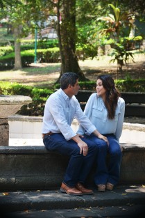 David Velasco, quien buscará ganar con su nueva propuesta la alcaldía de Xalapa abanderado por el PRI, PAN y lo que queda del PRD, toma un break  en el parque Los Berros, antes de continuar grabando sus promocionales de campaña.    